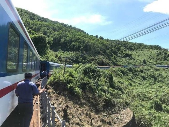 Tàu SE3 trật đường ray tại Lăng Cô(Huế) ngày 29-6. Ảnh:Hoài An.