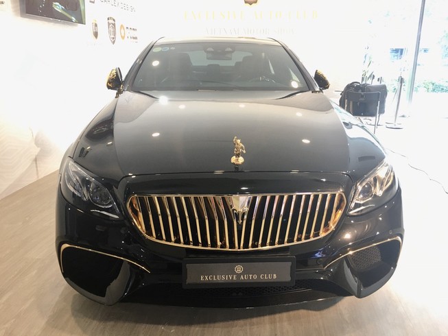 Choáng ngợp Mercedes-Benz E 300 AMG mạ vàng