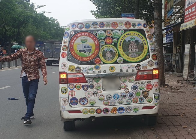Dán logo cản trở tầm nhìn có thể bị từ chối đăng kiểm xe ô tô