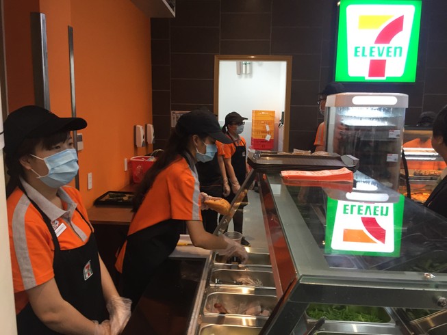 Tiết lộ bất ngờ về người bán xôi, gỏi...cho 7-Eleven