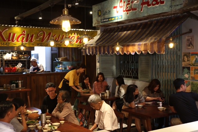 Đại gia Việt nhảy vào mở quán ăn đường phố