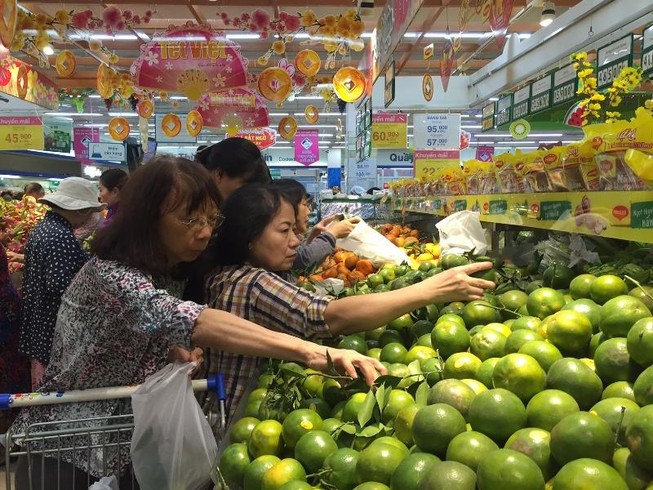 Chen chân mua trái cây chưng mâm ngũ quả