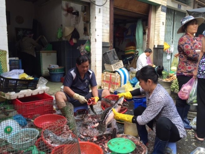 Thực phẩm, hoa Tết đang tăng giá