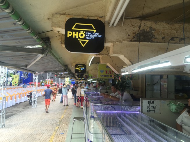 Du khách nước ngoài than thở không biết chơi gì, mua gì