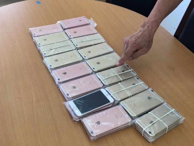 Phát hiện lô 600 điện thoại và 26 iPad không nguồn gốc