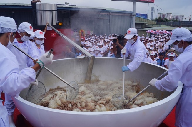 Cận cảnh tô phở bò 1,3 tấn, lớn nhất thế giới của Việt Nam