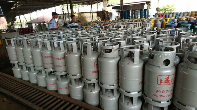 Giá gas nhảy vọt 11.000 đồng/bình do tỉ giá USD tăng