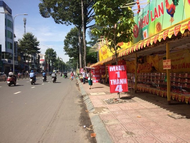 Bánh Trung thu 'thời thượng' 2,2 triệu đồng/hộp đắt khách