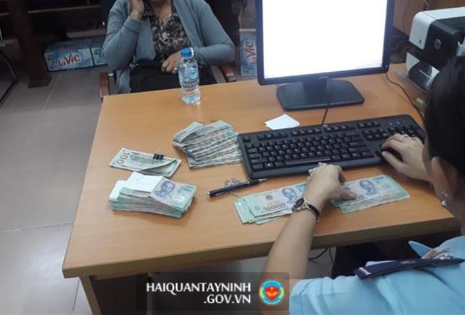 Phát hiện 1 người Trung Quốc mang tiền trái phép
