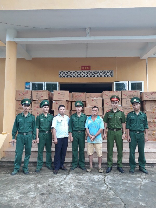 Chưa đến Tết, pháo Trung Quốc tìm đường về Việt Nam