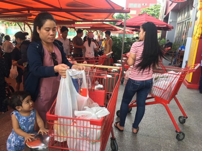 Giỏ quà, lẩu, thực phẩm tươi sống... 'cháy hàng' dịp Tết tây