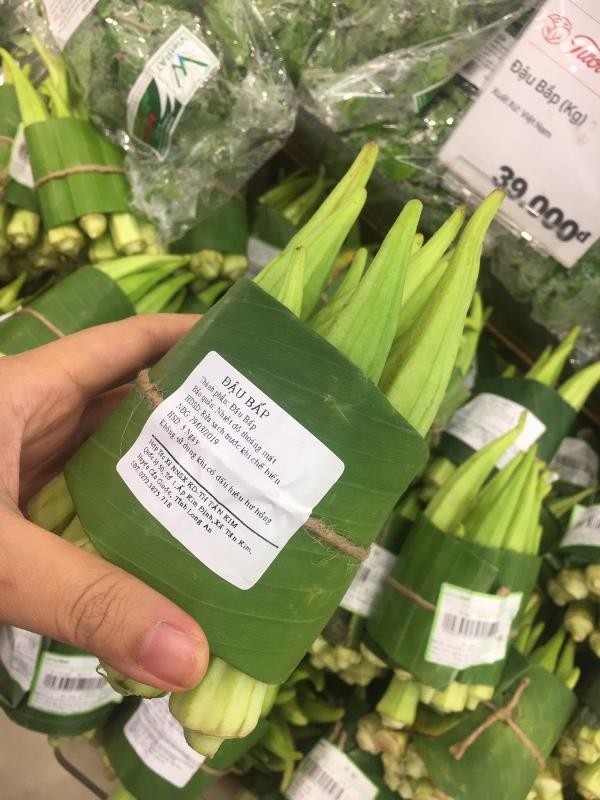 Siêu thị đua nhau gói rau củ bằng lá chuối