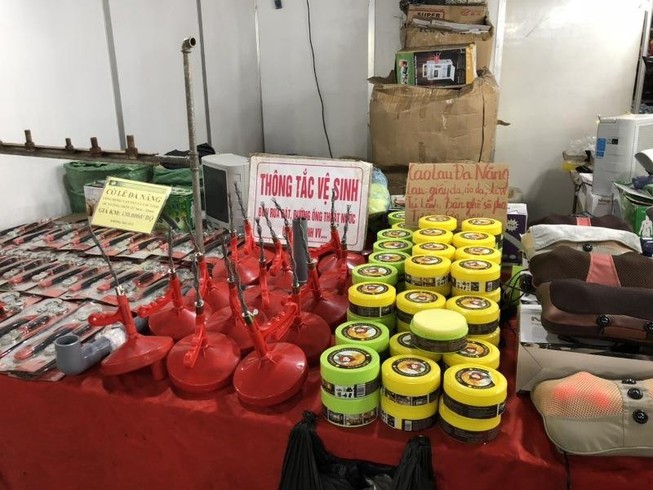 Festival văn hoá truyền thống hay 'chợ hàng xôn'?