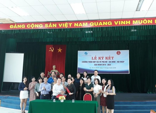 Tuyên truyền phụ nữ giảm dùng túi nilon khi mua sắm