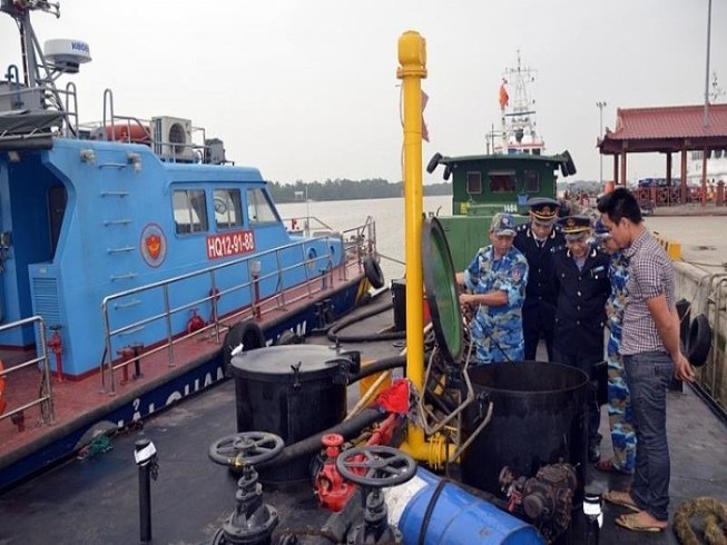 Phát hiện hai tàu Hàn Quốc bơm xăng A95 trái phép