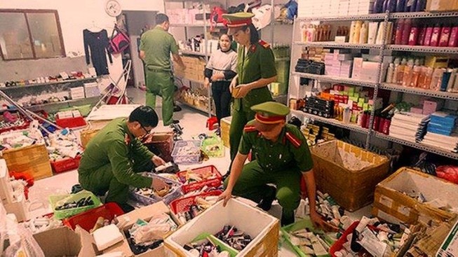 Phát hiện cơ sở làm giả nhái 10.000 chai mỹ phẩm hàng hiệu