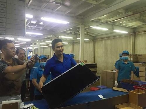 Những ngày qua, lùm xùm vụ Asanzo nhập linh kiện rồi xé nhãn Trung Quốc, lột tem và dán tem nhãn “Made in Vietnam” vào để bán khiến dư luận bức xúc. Trong ảnh: Ông Phạm Văn Tam, Tổng giám đốc Asanzo, nói về quy trình lắp ráp tivi. Ảnh: TÚ UYÊN