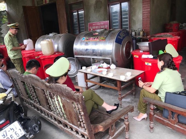 Phát hiện 2 cơ sở sản xuất rượu thủ công trốn thuế