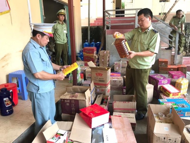 Phát hiện hàng ngàn sản phẩm mì gói, dầu ăn, xúc xích... lậu