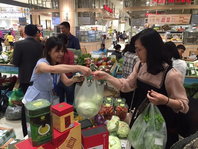 Lũ cuốn phăng nhà kính, rau Đà Lạt tăng đột biến