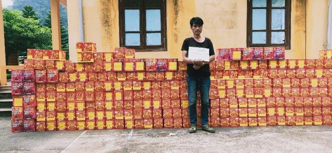 Tóm gọn hơn 2,7 tấn pháo Trung Quốc