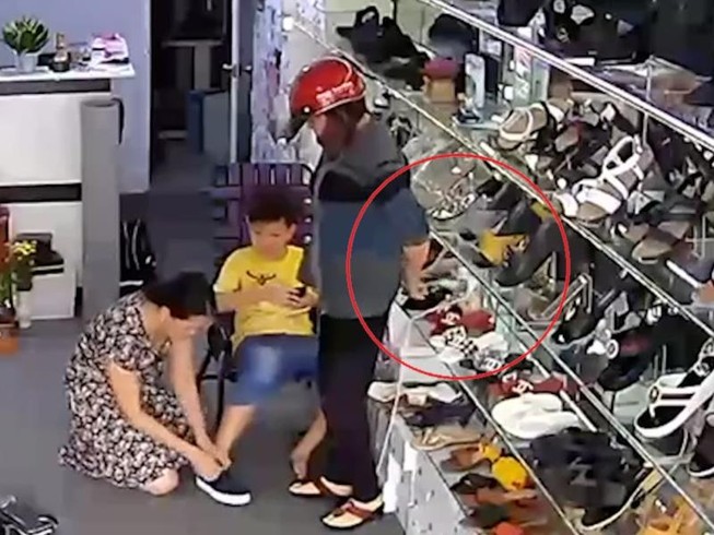 Video người phụ nữ vờ mua giày dép rồi trộm điện thoại