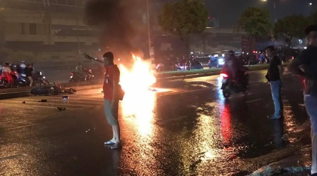 Xe máy bốc cháy trên xa lộ Hà Nội sau va chạm vào mô tô khác