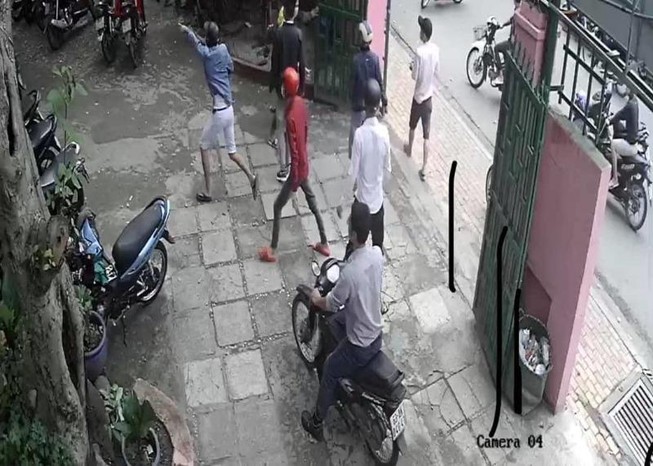 Hơn 20 người đánh 3 người trong quán ở Thủ Đức
