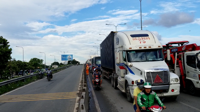 Container 'đại náo' cầu vượt Sóng Thần gây ùn xe nghiêm trọng
