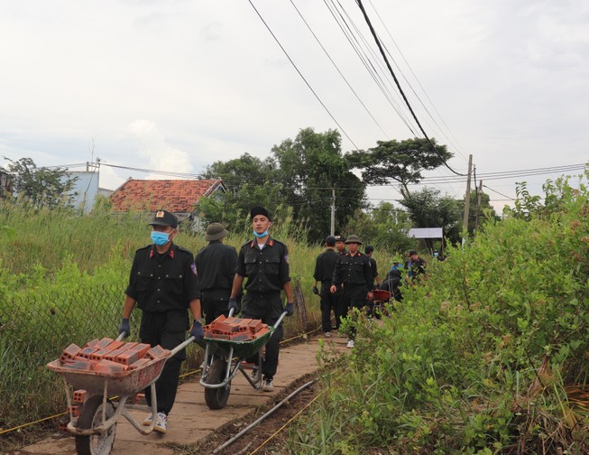 Cảnh sát cơ động Bộ Công an xây dựng hẻm bê tông cho người dân