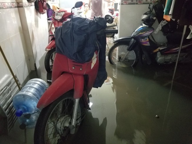 Triều cường làm vỡ bờ bao, quận 8 ngập trong nước