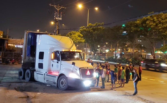 Xe container cán người đang nằm bên vệ đường tử vong