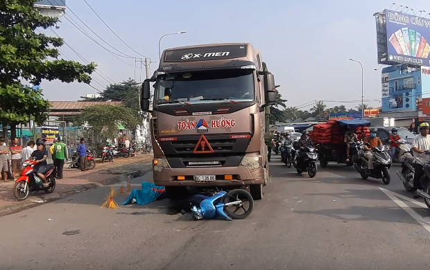 Xe máy va chạm container, cha mẹ tử vong, con gái nguy kịch