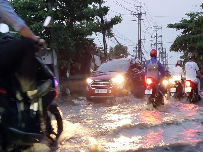 TP.HCM: Triều cường gây ngập trên diện rộng