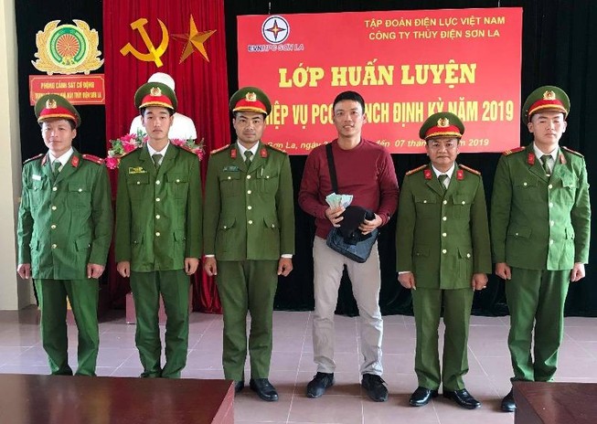 Cảnh sát bảo vệ thủy điện Sơn La trả lại tiền cho du khách