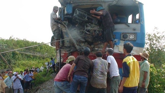Tàu lửa tông xe tải, đường sắt tê liệt
