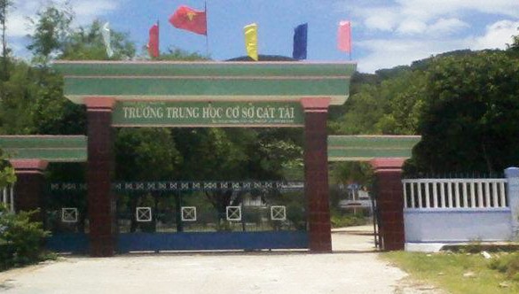 Xem xét buộc thôi việc thầy giáo đổ nước vô miệng học sinh