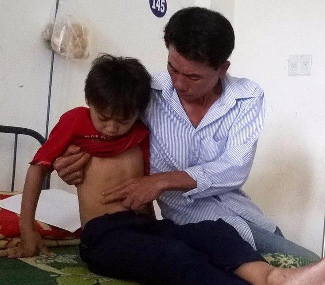 Phụ huynh xông vào trường đánh cháu bé lớp 3 nhập viện