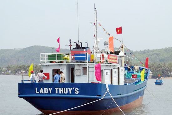 Cứu hộ cứu tàu cá vỏ thép bị nạn