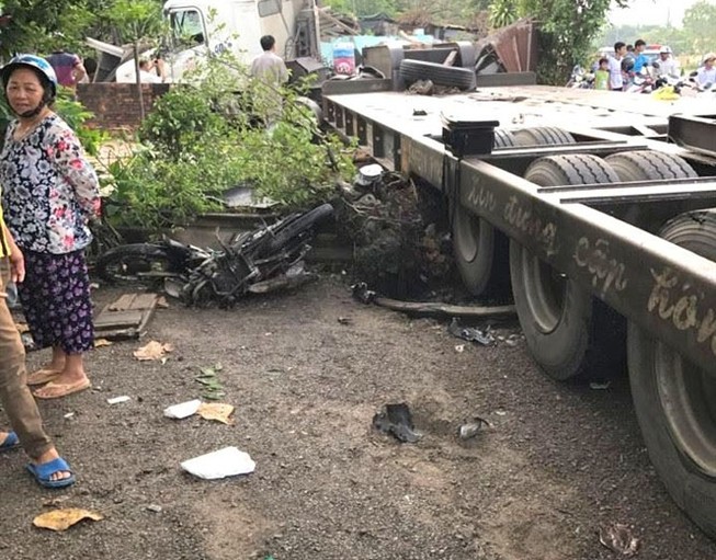 Xe đầu kéo tông chết 2 vợ chồng, làm sập tiệm cắt tóc