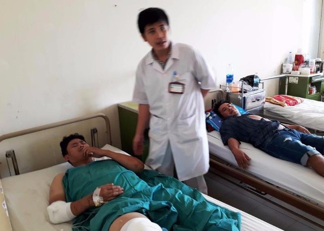 Lật xe giường nằm, 14 người bị thương