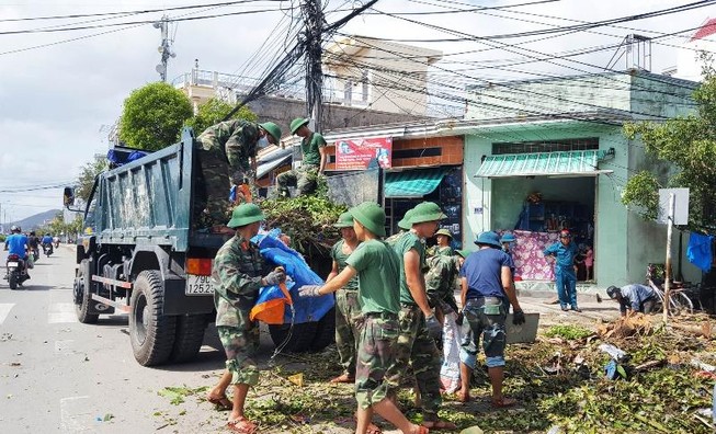 Vùng tâm bão gượng dậy trong đổ nát