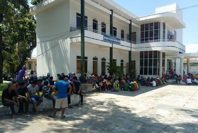 Dừng hỗ trợ sau bão ở Khánh Hòa vì dân phản ứng