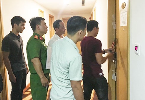 Chủ căn hộ khách sạn bị nhốt, đe dọa