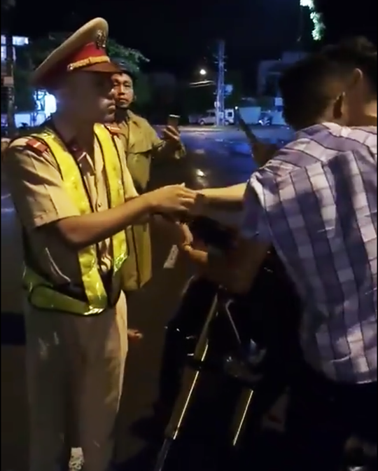 CSGT tự té khi giằng co với người đi đường?