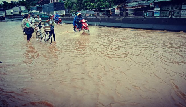 Nước tràn qua quốc lộ 1 ở Phú Yên chia cắt nhiều xã