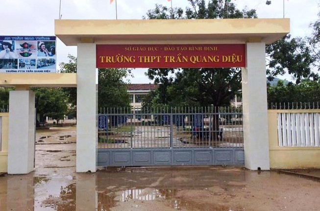 Nam sinh đánh bị thương thầy giáo đã trình diện công an