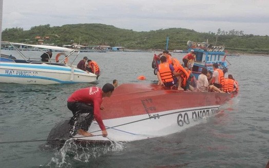 Lật tàu du lịch trên vịnh Nha Trang, 2 người chết