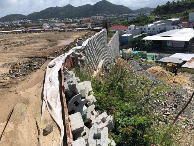 Cưỡng chế phá dỡ tường chắn khổng lồ trái phép ở Nha Trang