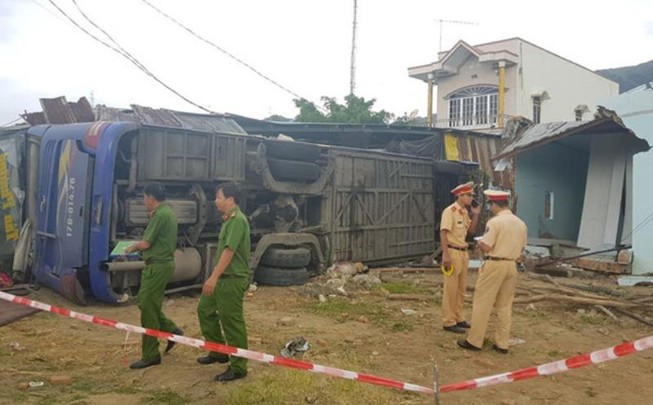 Nguyên nhân xe giường nằm tông sập nhà, lật ở Nha Trang